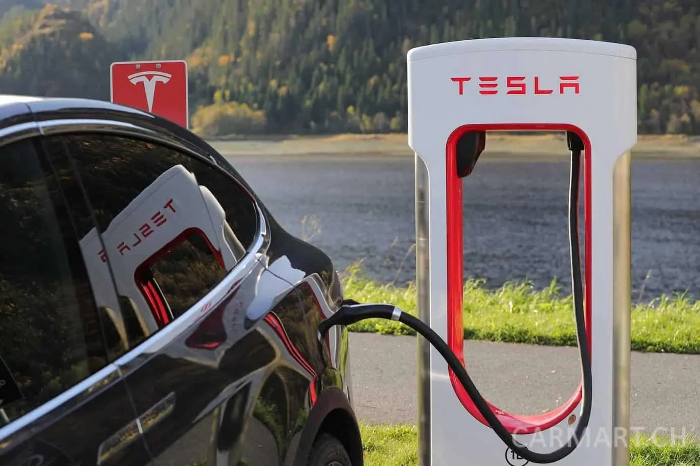 Tesla Model 3 am Supercharger